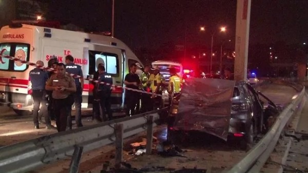 İstanbul Pendik'te feci kaza: Refüje girdi